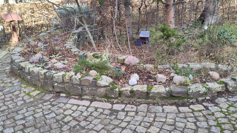 kräuterspirale im WInter.jpg kräuterspirale im WInter.jpg